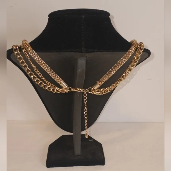 ONE piece Stacked necklace 5 faux pearls & 3 chains gold toned metal NWOT - Picture 3 of 3